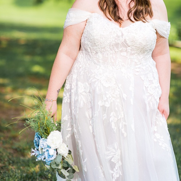 David’s Bridal Galina Signature Wedding Dress SWG834 - Picture 2 of 4